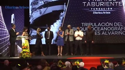 Beatriz Zimmerman entrega el Premio Taburiente a la tripulación del Ángeles Alvariño, a quienes agradece su "acto heroico"