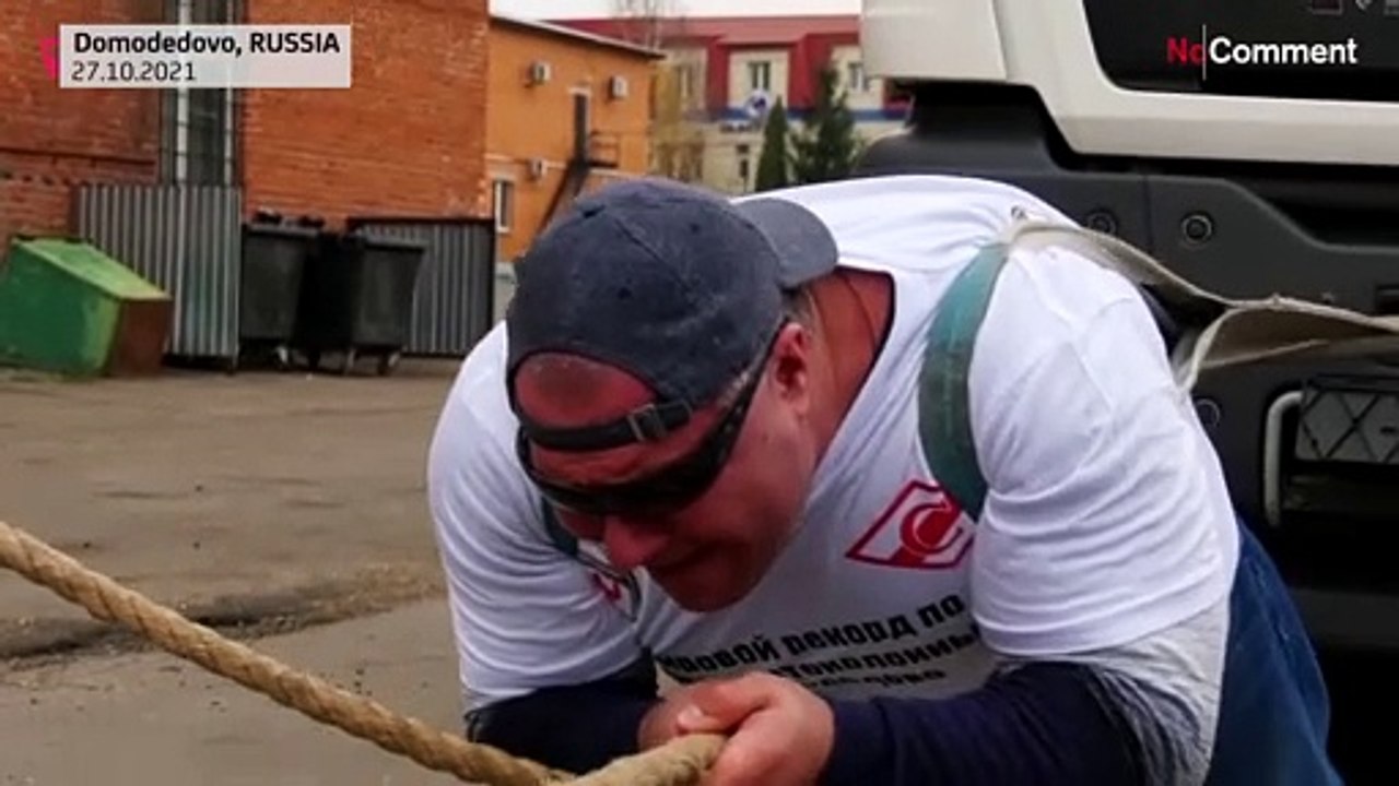 Ganz stark: Russe bewegt LKW und Bus nur mit Muskelkraft