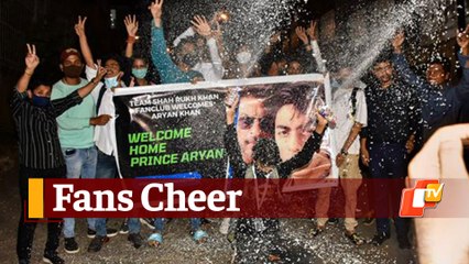 Aryan Khan Bail In Drugs Case: Fans Celebrate Outside Shah Rukh Khan’s Home ‘Mannat’