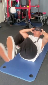 —Gear from @bodyengineers —Happy Wednesday ! —Salut la famille, j’espère que vous allez bien ? Voici mon entraînement Abs de ce mercredi matin. Bon challenge ! —SAVE This Abs Workout1. Bench Crunches - 20reps.2. Bicycle Crunches - 40 (20 each