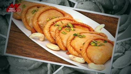 दिवाली पर ट्राई करें इस टेस्टी गुजिया की रेसिपी | Gujiya Recipe | Gujia Recipe on Diwali