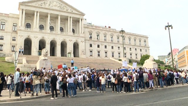 Cerca de doscientos enfermeros se manifestaron la tarde del miércoles frente al Parlamento portugués