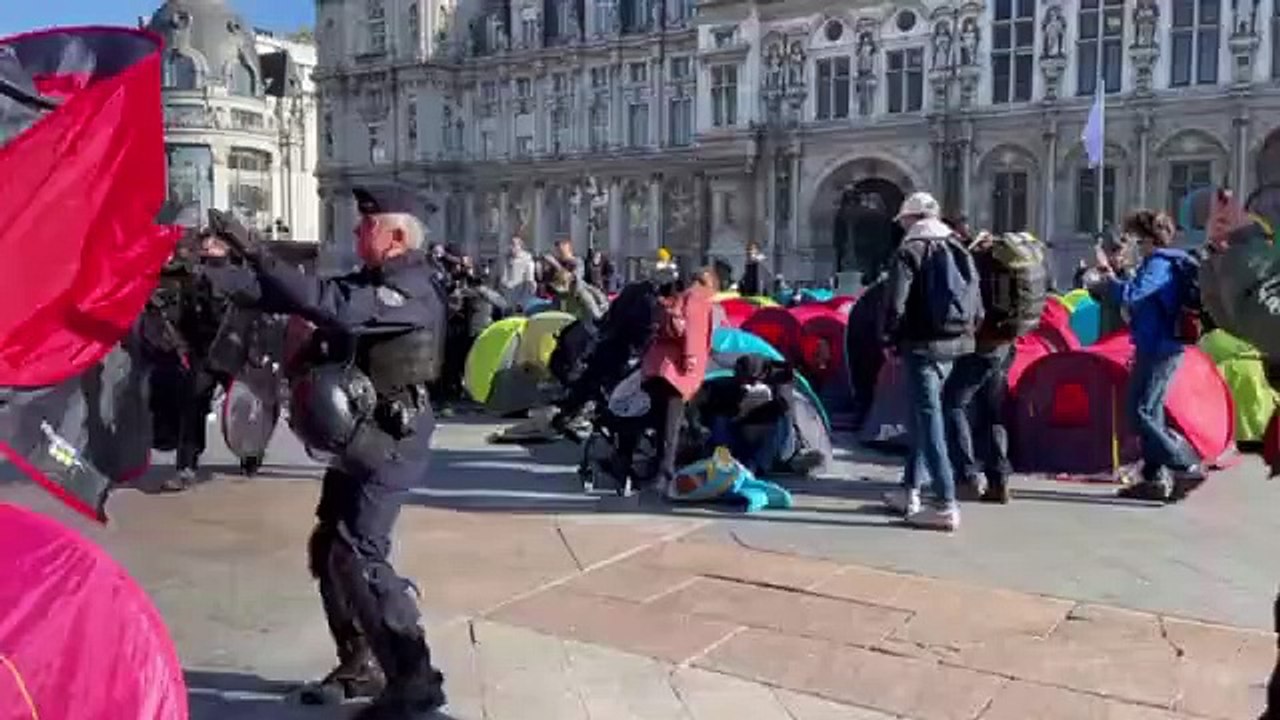 A Paris, la préfecture de police empêche l’installation d’un campement de migrants sans abri sur le parvis de l’hôtel-de-ville - Des associations réclament des solutions d’hébergement