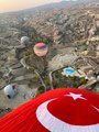 Kapadokya'da balonlar, Türk bayrağı ve Atatürk posteriyle havalandı