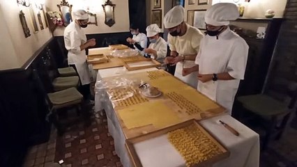 Elaboración casera de los capelletti de Clinica Gastronomica Arnaldo, en Rubiera (Italia)