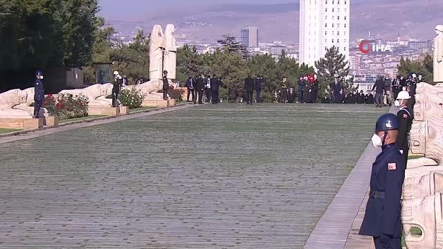ANKARA Cumhurbaşkanı Recep Tayyip Erdoğan, beraberindeki devlet erkanı ile birlikte 29 Ekim Cumhuriyet Bayramı dolayısıyla Anıtkabir'i ziyaret etti.