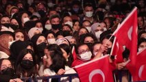 Denizliler 'Cumhuriyet' konserinde Nil Karaibrahimgil ile coştu