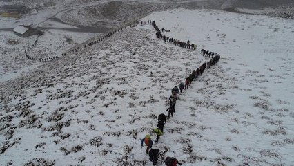 KAR ALTINDA PALANDÖKEN'İN ZİRVESİNE 'CUMHURİYET' TIRMANIŞI