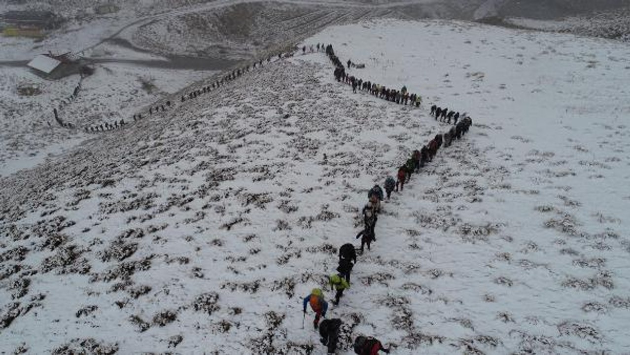 KAR ALTINDA PALANDÖKEN'İN ZİRVESİNE 'CUMHURİYET' TIRMANIŞI