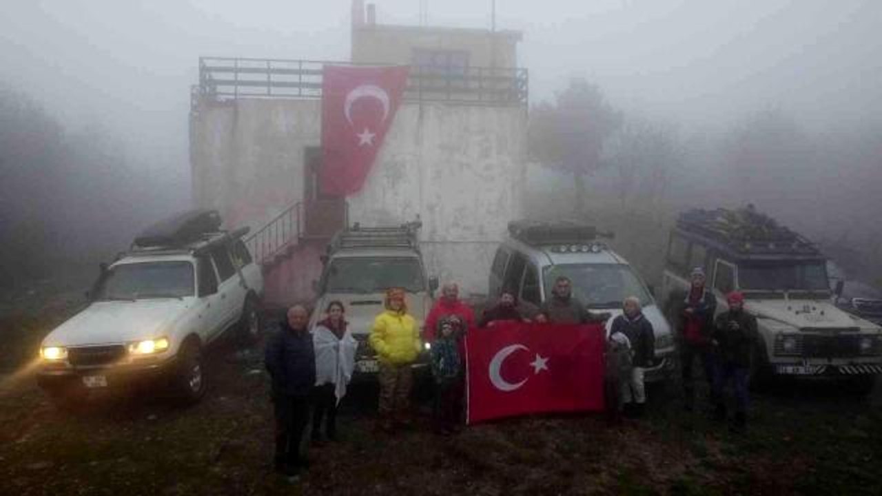 Cumhuriyet Bayramı için Kazdağları'nın 1029 rakımlı tepesinde bulutların içinde bayrak açtılar