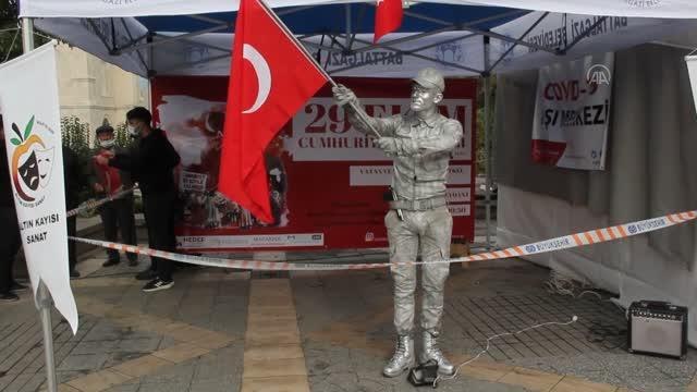 Vatan-Bayrak temalı canlı heykel gösterisinde rekor denemesi