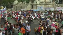 Miles de argentinos protestan contra la situación económica del país