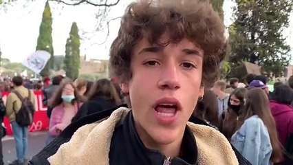 Studenti in protesta a Roma: "Oppressi, vogliamo un nuovo modo di imparare" - Video