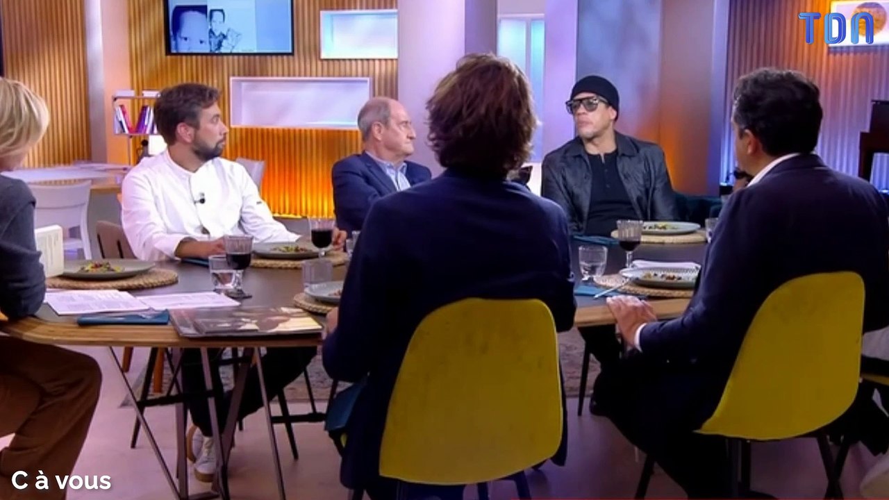 "Ce qu'on ne dit pas c'est..." : JoeyStarr, agacé, reprend Anne-Elisabeth Lemoine dans C à Vous...