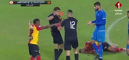 Un gardien de foot tacle un joueur au cou