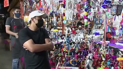Los mexicanos vuelven a los mercados a hacer las compras de Día de Muertos