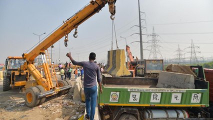 Delhi police remove barricades at Ghazipur border