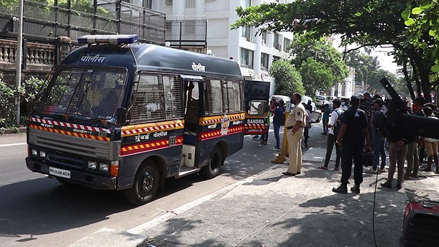 Aryan Khan के घर आने से पहले मन्नत के बाहर मुम्बई पुलिस के भारी इंतजाम | FilmiBeat