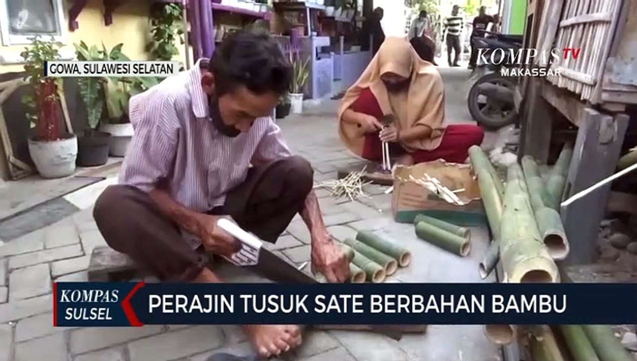 Perajin Tusuk Sate Berbahan Bambu