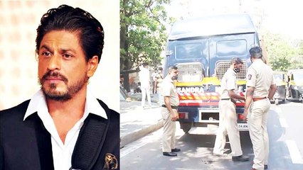शाहरुख खान के बंगले 'मन्नत' के बाहर मुंबई पुलिस ने लगाया बैरिकेड, देखिये पूरा वीडियो