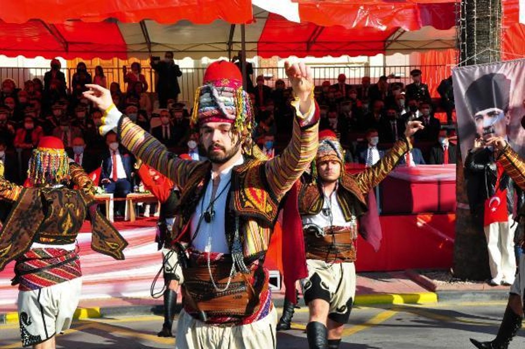 MANİSA'DA PARAMOTORLU BAYRAM COŞKUSU