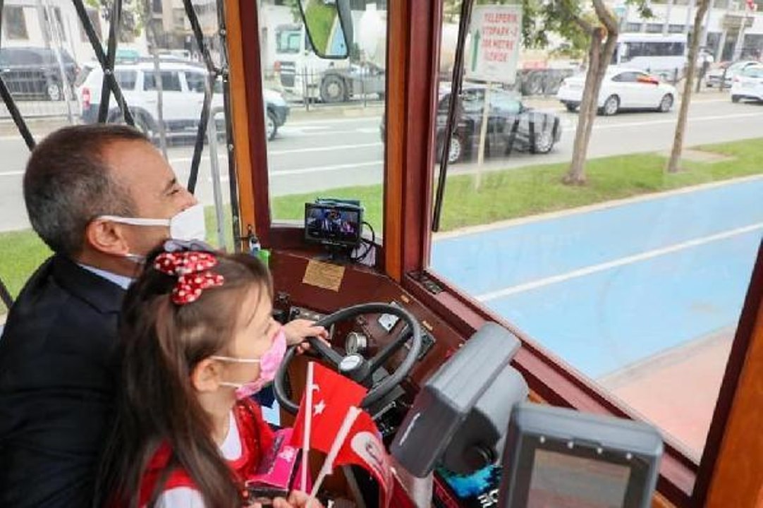 ORDU VALİSİ SONEL, 29 EKİM'DE NOSTALJİK TRAMVAYI KULLANDI