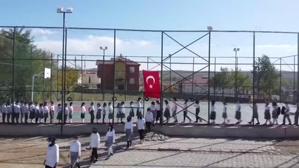Öğrenciler ay yıldız koreografisi oluşturdu