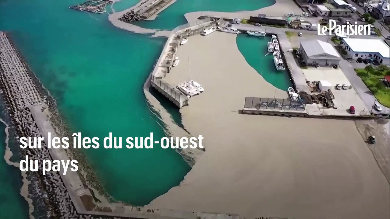 Japon: des vagues de pierres ponces déferlent sur les côtes