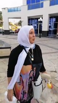 من سوق السمك فى بورسعيد.. وتاجر يوزع أطباق فاكهة ترحيباً بزوار المحافظة