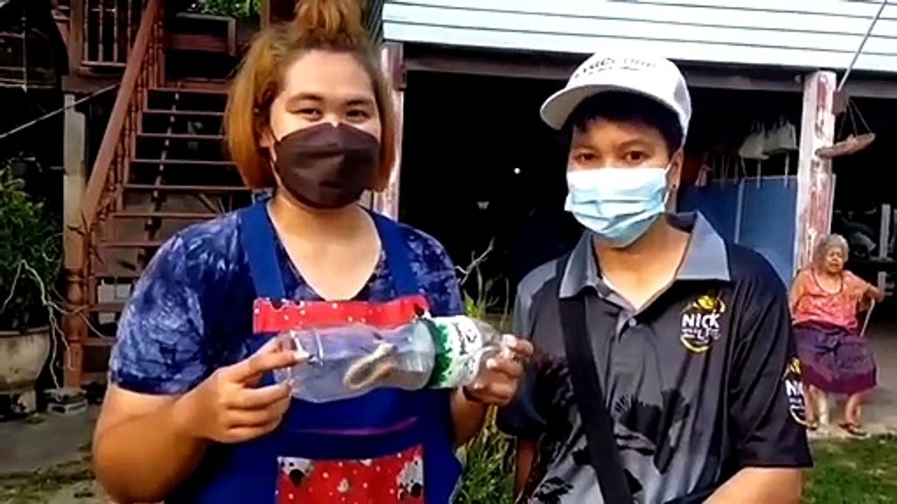 สองสาวช่วยจับงูปี่แก้ว เจอบ้านไหน ส่อง "เลขเด็ด...