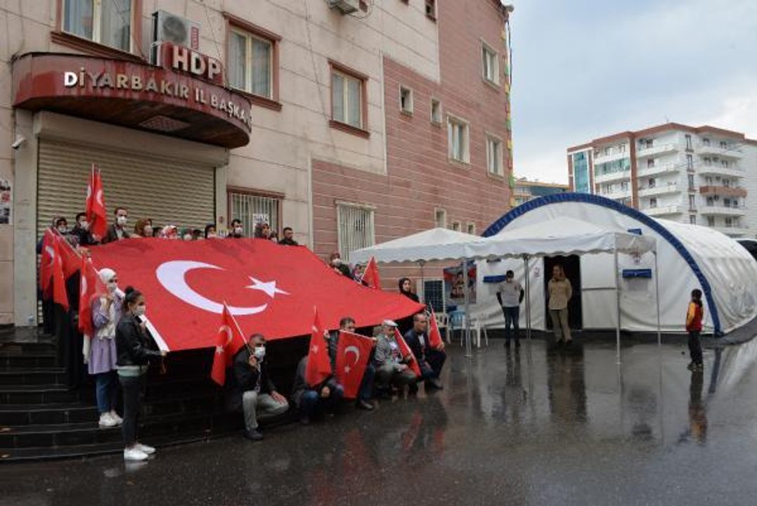 EVLAT NÖBETİ TUTAN AİLELER, 29 EKİM'İ İSTİKLAL MARŞI'NI OKUYARAK KUTLADI