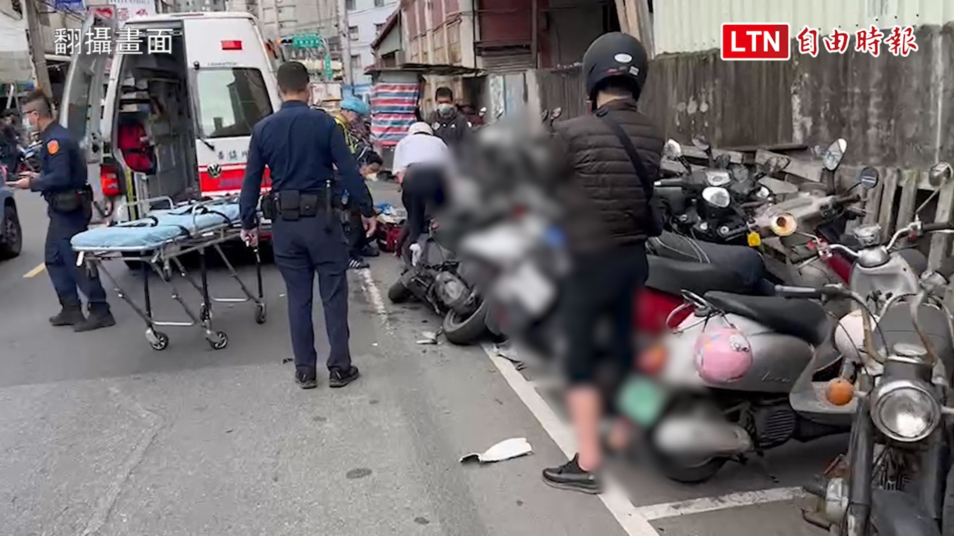 ⁣警車疑閃狗撞16汽機車 中和警：會負責理賠(翻攝畫面)