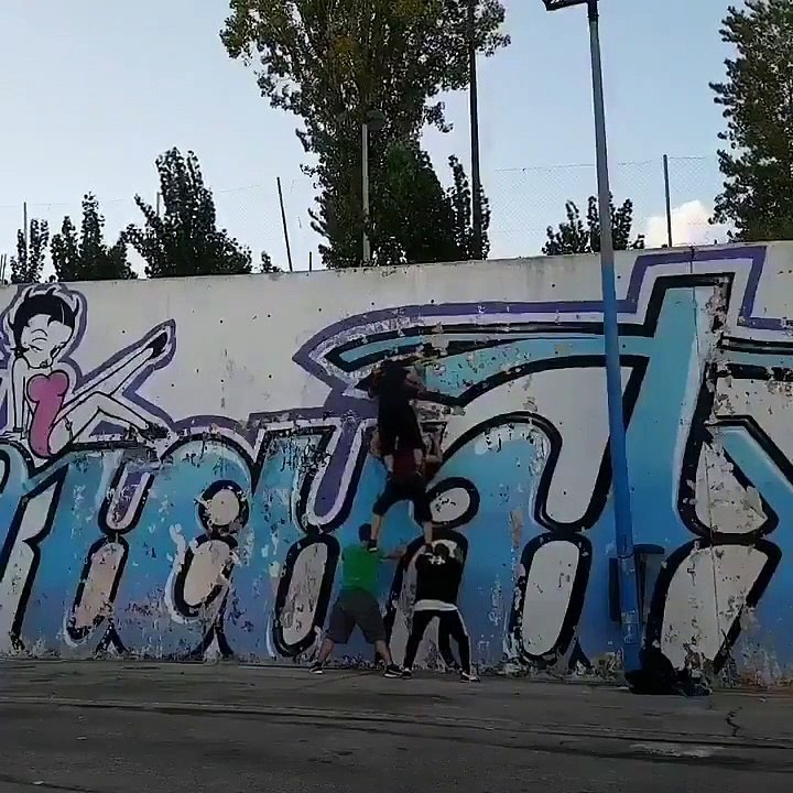 Un joli travail d'équipe pour grimper un mur