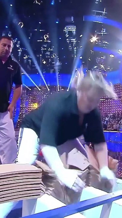 Most roof tiles broken in one minute (female)- 923 by Lisa Pitman   @virtuetkd #taekwondo #breaking #martialarts #rooftiles #strength #dedication #guinnessworldrecords #officiallyamazing