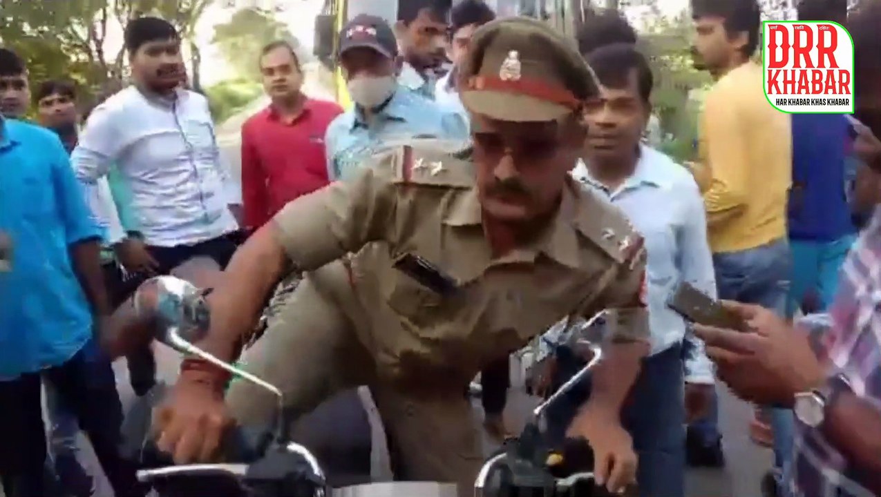 किराया मांगने पर दरोगा ने कंडक्टर को थप्पड़ मारा तो छात्रों ने लगा दी क्लास । student vs police । Police ko mara । Police ko pita । Police ki gundagardi । Viral video । Trending video
