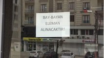 Yüksekova'da iş yerlerinin camları 'Eleman aranıyor' ilanları ile dolu