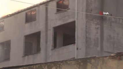 Kadıköy'de 4 katlı metruk binanın çatısında yangın çıktı