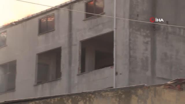 Kadıköy'de 4 katlı metruk binanın çatısında yangın çıktı