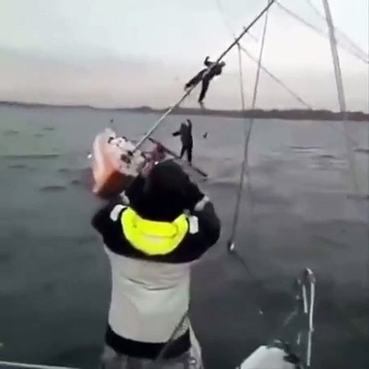 La technique de faire passer un voilier sous un pont !