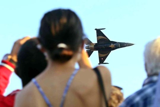 SOLOTÜRK, dünyaca ünlü sahili yaza çevirdi