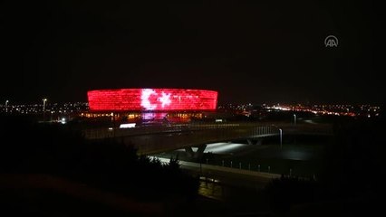 Olimpiyat Stadyumu'na Türk bayrağı yansıtıldı