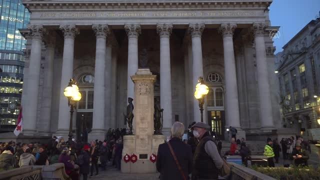 Çevreci gençler, İngiliz bankalarını protesto etti