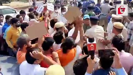 मुसलमान नमाज पढ़ रहे थे_ तभी संघियों ने हंगामा कर दिया_ और फिर जो हुआ