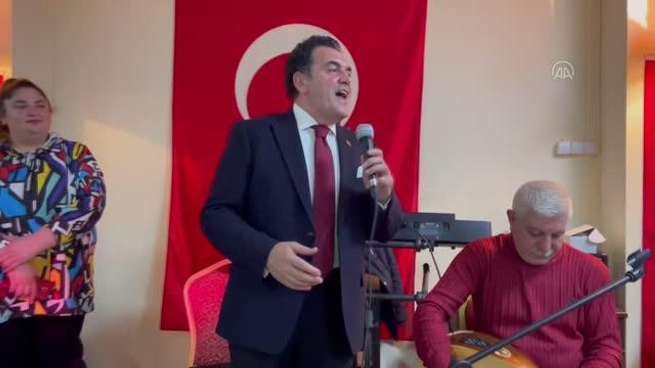 Ardahan Belediye Başkanı Demir, "Sarı saçlı mavi gözlüm" türküsünü seslendirdi