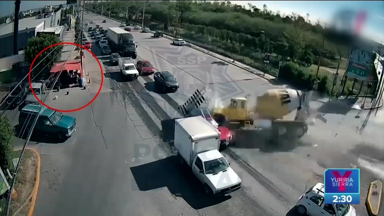 Camión se queda sin frenos, arrolla vehículos y...