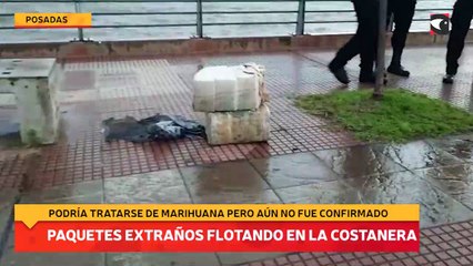 Paquetes extraños flotando en la costanera