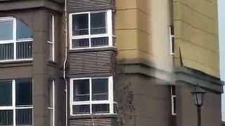 Ventos fortes arrancam facha em azulejo de um prédio na China