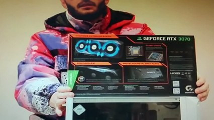 Sasel comprando el amor con regalo caro.