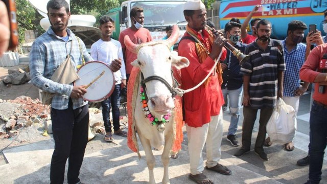 Fans warm welcome to Aryan Khan outside Mannat