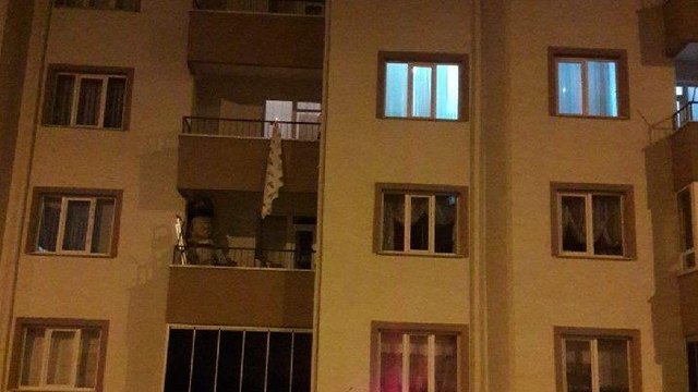 Eşiyle tartışıp, balkondan kaçmaya çalıştı…